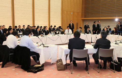 Photograph of the meeting of the New Public Commons Roundtable (2)