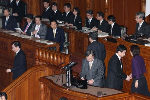 Photograph of the Prime Minister observing the vote for the fiscal 2010 budget during the plenary session of the House of Councillors (1)