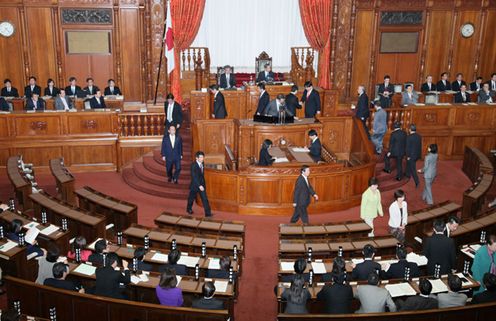 Photograph of the Prime Minister observing the vote for the fiscal 2010 budget during the plenary session of the House of Councillors (2)