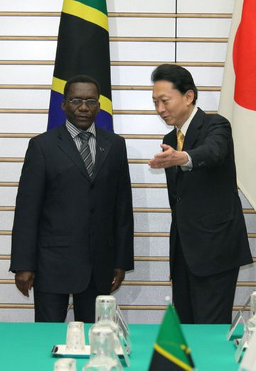 Photograph of the Japan-Tanzania Summit Meeting (1)