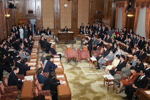 Photograph of the Prime Minister attending the Committee on Fundamental National Policies Joint Meeting of Both Houses at the Diet (Party Leaders' Debate) 4