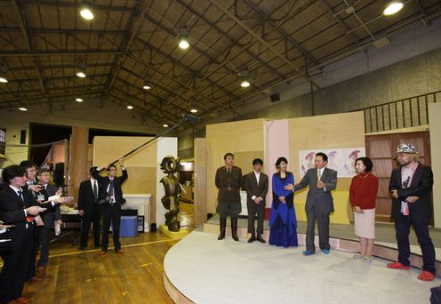 Photograph of the Prime Minister observing a rehearsal hall using an old gymnasium 2