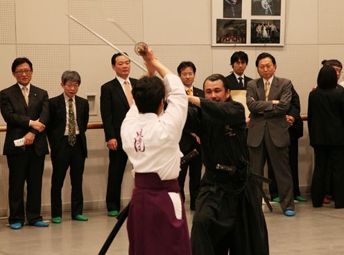 Photograph of the Prime Minister observing a sword fighting (tate) lesson 2