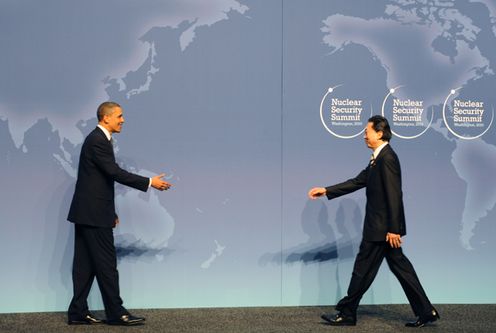 Photograph of Prime Minister Hatoyama receiving a welcome from US President Obama 1