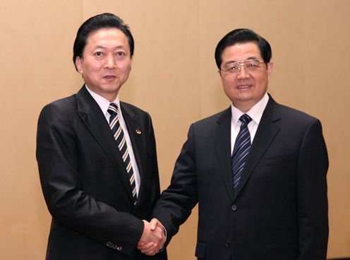 Photograph of Prime Minister Hatoyama shaking hands with President Hu of the People's Republic of China