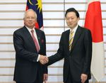 Photograph of Prime Minister Hatoyama shaking hands with Prime Minister Najib