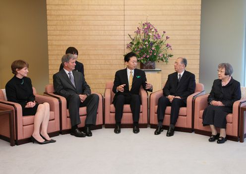 Photograph of the Prime Minister receiving a courtesy call from Japan Prize laureates 2