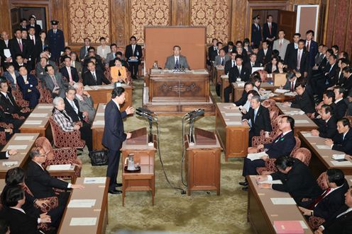Photograph of the Prime Minister attending the Committee on Fundamental National Policies Joint Meeting of Both Houses at the Diet (Party Leaders' Debate) 1