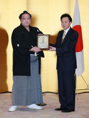 Photograph of the Prime Minister presenting a shield 1