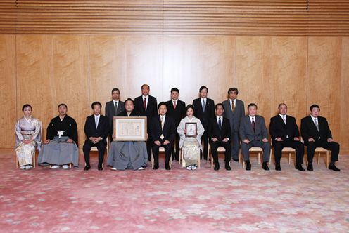 Commemorative photograph of the Prime Minister with Ozeki Kaio and others