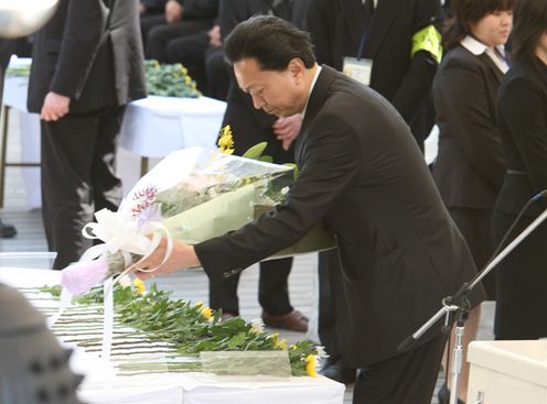 Photograph of the Prime Minister offering flowers at the Minamata Disease Memorial Ceremony 2