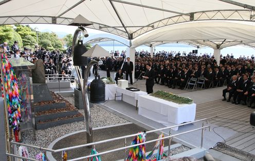 Photograph of the Prime Minister offering words of prayer at the Minamata Disease Memorial Ceremony 2