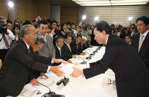 Photograph of the Prime Minister delivering an address at the meeting with the three mayors of Tokunoshima and others 2