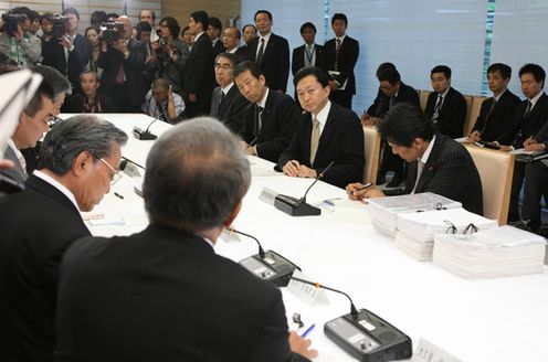 Photograph of the Prime Minister delivering an address at the meeting with the three mayors of Tokunoshima and others 3