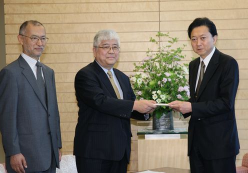 Photograph of the Prime Minister receiving the joint statement from Dr. Kanazawa, President of the Science Council of Japan