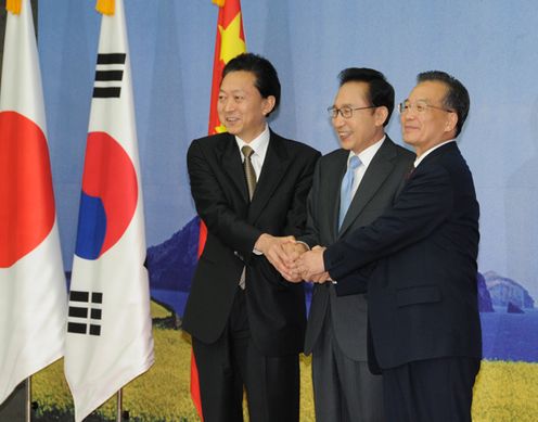 Photograph of Prime Minister Hatoyama shaking hands with President Lee and Premier Wen 2