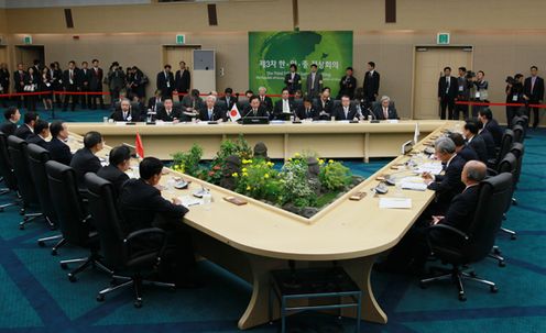 Photograph of the Prime Minister attending the Japan-China-ROK Trilateral Summit Meeting 1