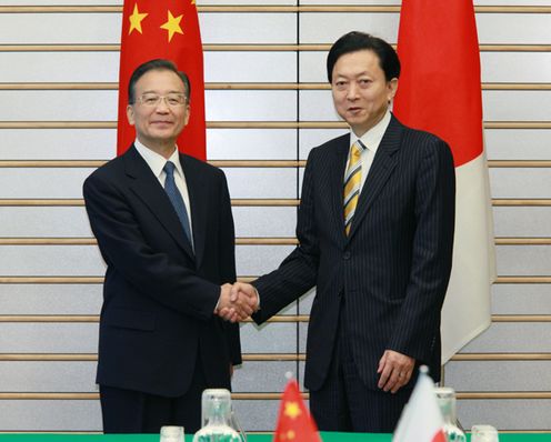 Photograph of Prime Minister Hatoyama shaking hands with Premier Wen