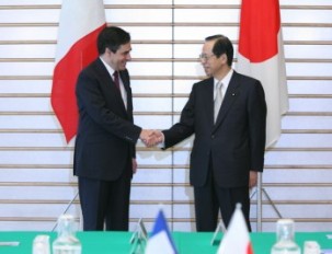 Prime Minister Fukuda Shakes Hands with Prime Minister Fillon