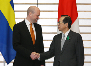 Prime Minister Fukuda Shakes Hands with Prime Minister Reinfeldt