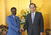 Photograph of PM Fukuda and President of the Gabonese Republic El Hadj Omar Bongo Ondimba