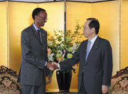 Photograph of PM Fukuda and President of the Republic of Rwanda Paul Kagame