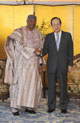 Photograph of PM Fukuda and President of the Republic of Mali Amadou Toumani Toure