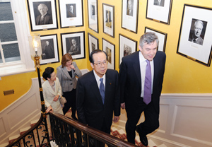 Photograph of the two leaders heading toward the venue for the summit meeting