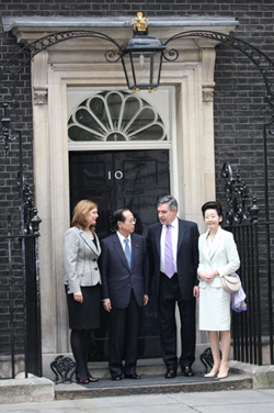 Photograph of Prime Minister and Mrs. Fukuda receiving a welcome from Prime Minister and Mrs. Brown
