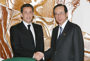 Photograph of Prime Minister Fukuda shaking hands with President Sarkozy of France