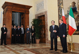 Photograph of Prime Minister Fukuda shaking hands with Prime Minister Berlusconi of Italy