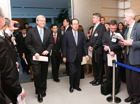 Photograph of the two leaders holding the joint press announcement
