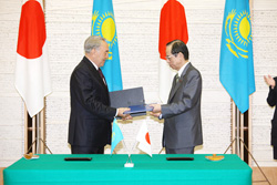 Photograph of the Japan-Kazakhstan Joint Signing Ceremony