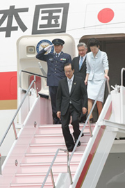 Photograph of Prime Minister and Mrs. Fukuda arriving at New Chitose Airport in Hokkaido 