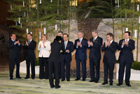 Photograph of Prime Minister Fukuda receiving the Declaration from a representative of the J8 Summit