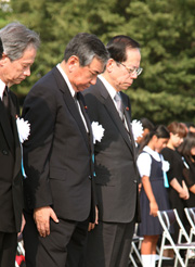 Photograph of the Prime Minister offering a silent prayer at the ceremony