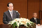 Photograph of the Prime Minister holding a press conference