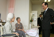 Photograph of the Prime Minister visiting a nursing home, Kurakake Nozomi-en