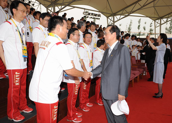 Photograph of the Prime Minister encouraging the athletes