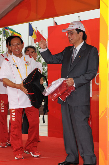 Photograph of the Prime Minister encouraging the athletes