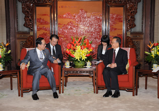 Photograph of Prime Minister Fukuda holding talks with Premier Wen Jiabao