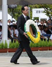 Photograph of the Prime Minister offering a wreath at the ceremony