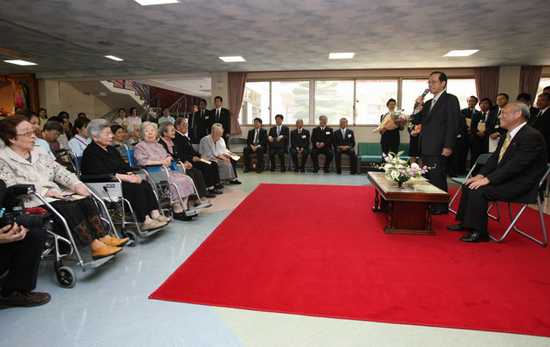 Photograph of the Prime Minister visiting a nursing home for atomic bomb survivors, the Hill of Grace Nagasaki A-Bomb Home