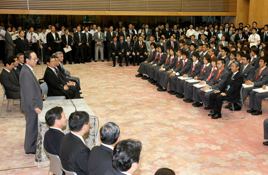 Photograph of the Prime Minister delivering an address at the ceremony 