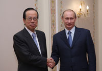 Photograph of Prime Minister Fukuda shaking hands with President Putin