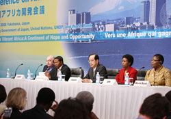 Photograph of the Joint Press Conference following the closing of the 4th Tokyo International Conference on African Development (TICAD IV)