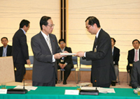 Photograph of the Prime Minister receiving a report at the meeting of the National Commission on Social Security
