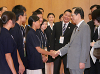 Photograph of the Prime Minister talking with a Chinese Youth Delegation