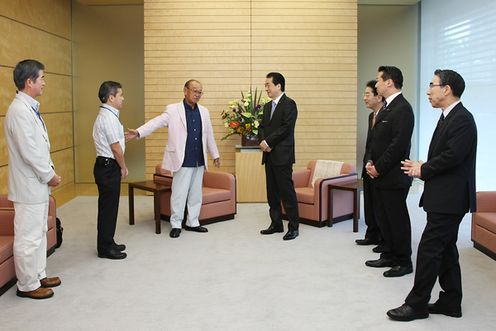 Photograph of the Prime Minister receiving a courtesy call from Governor of Okinawa Prefecture Hirokazu Nakaima 2