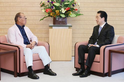Photograph of the Prime Minister receiving a courtesy call from Governor of Okinawa Prefecture Hirokazu Nakaima 1